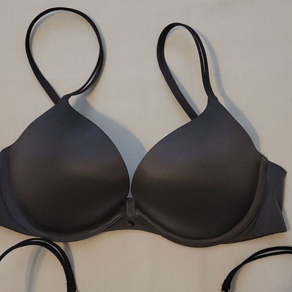 Bundle of Victoria's Secret bras - Picture 2 of 8